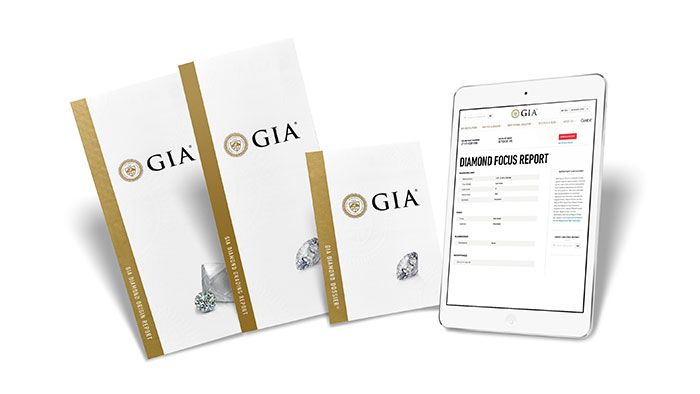 GIA diamantbrev och certifikat bredvid en digital rapport på en surfplatta.