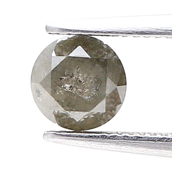 En rundslipad salt och peppar-diamant i en pincett mot vit bakgrund.